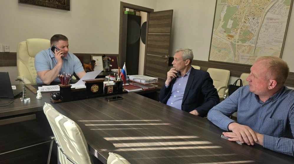 Глава муниципального округа Чертаново Южное провел совещание с руководством ГБУ «Жилищник». Фото: официальная страница МО Чертаново Южное в социальных сетях