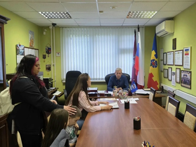Глава муниципального округа Чертаново Южное провел прием граждан по вопросам благоустройства. Фото: официальная страница МО Чертаново Южное в социальных сетях