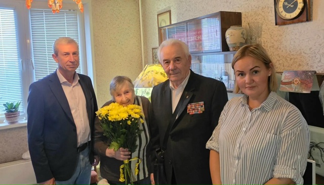 Представители местной власти поздравили ветерана с юбилеем. Фото: официальная страница МО Чертаново Южное в социальных сетях